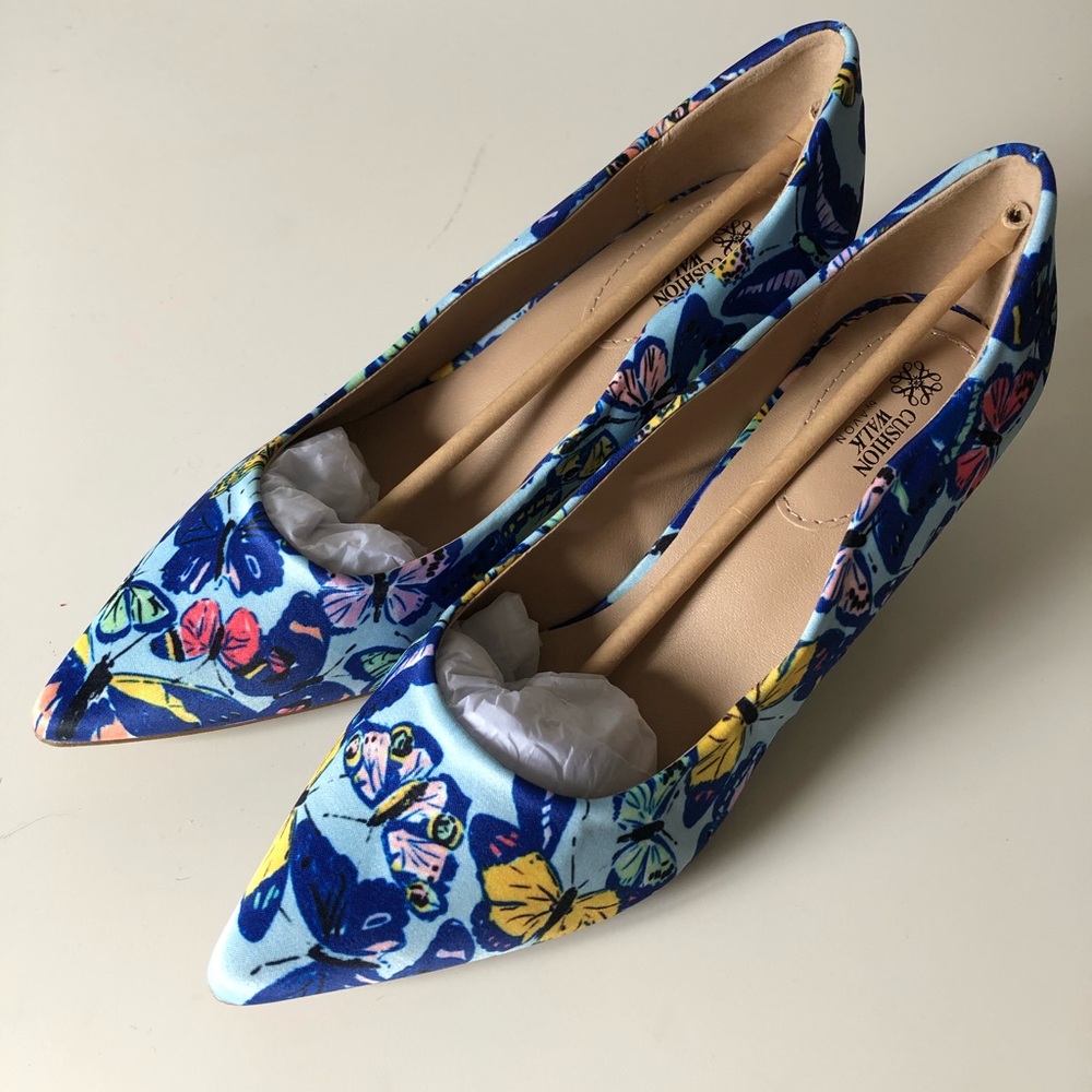 Avon Cushion Walk shoes, size 8